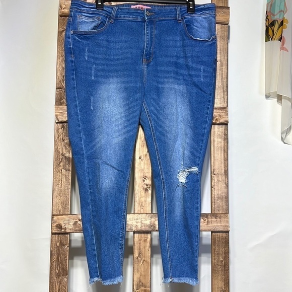 Crystal rock medium wash denim jeans/capris. Size 22. EUC. - Picture 1 of 6